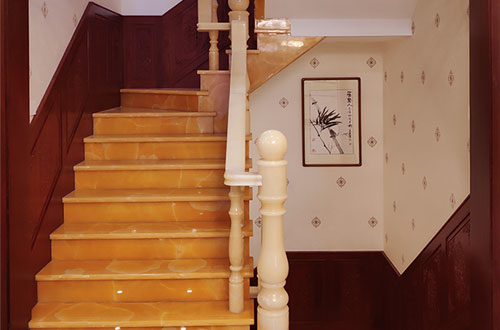 兴仁中式别墅室内汉白玉石楼梯的定制安装装饰效果